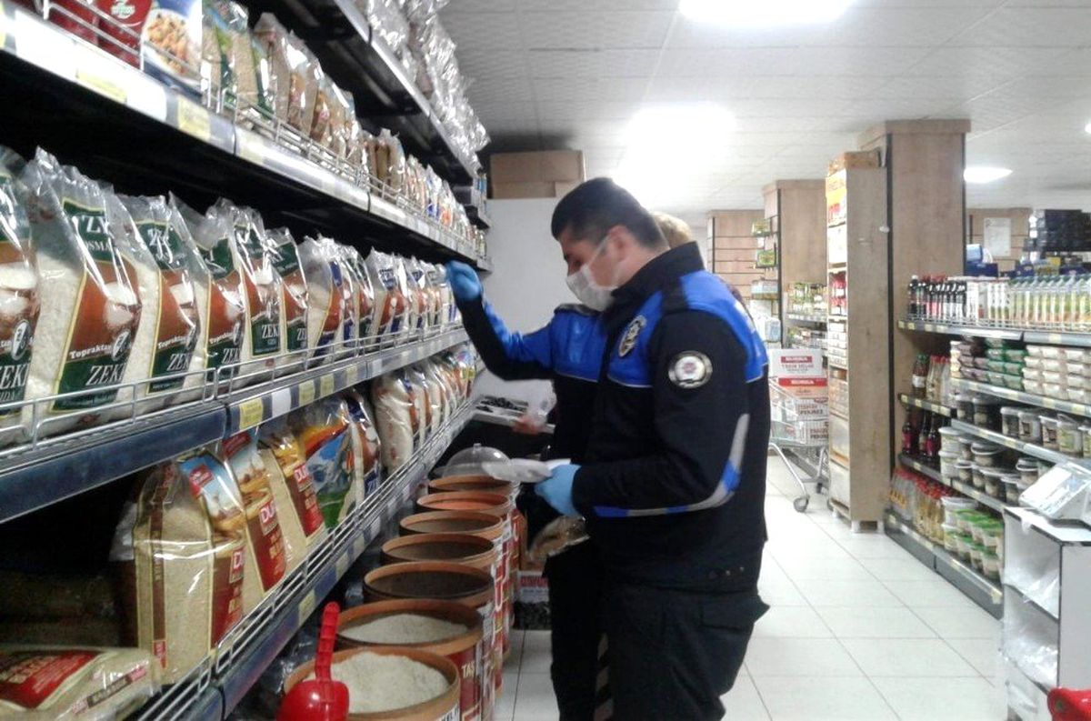 Elazığ polisi, evden çıkamayanlar için alışverişte