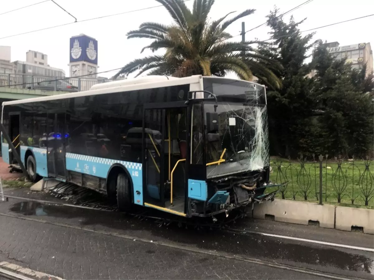 Fatih\'te kontrolden çıkan otobüs tramvay yoluna girdi: Seferler durdu