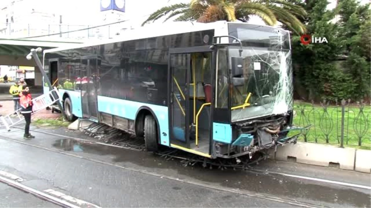 Fatih\'te kontrolden çıkan otobüs tramvay yoluna girdi: Seferler durdu