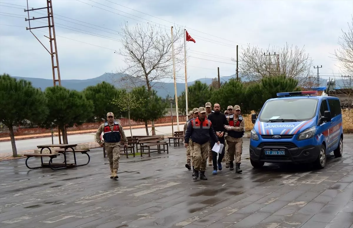 Gaziantep\'te kuzeninin eşini silahla öldürdüğü iddiasıyla aranan şüpheli ahırda yakalandı