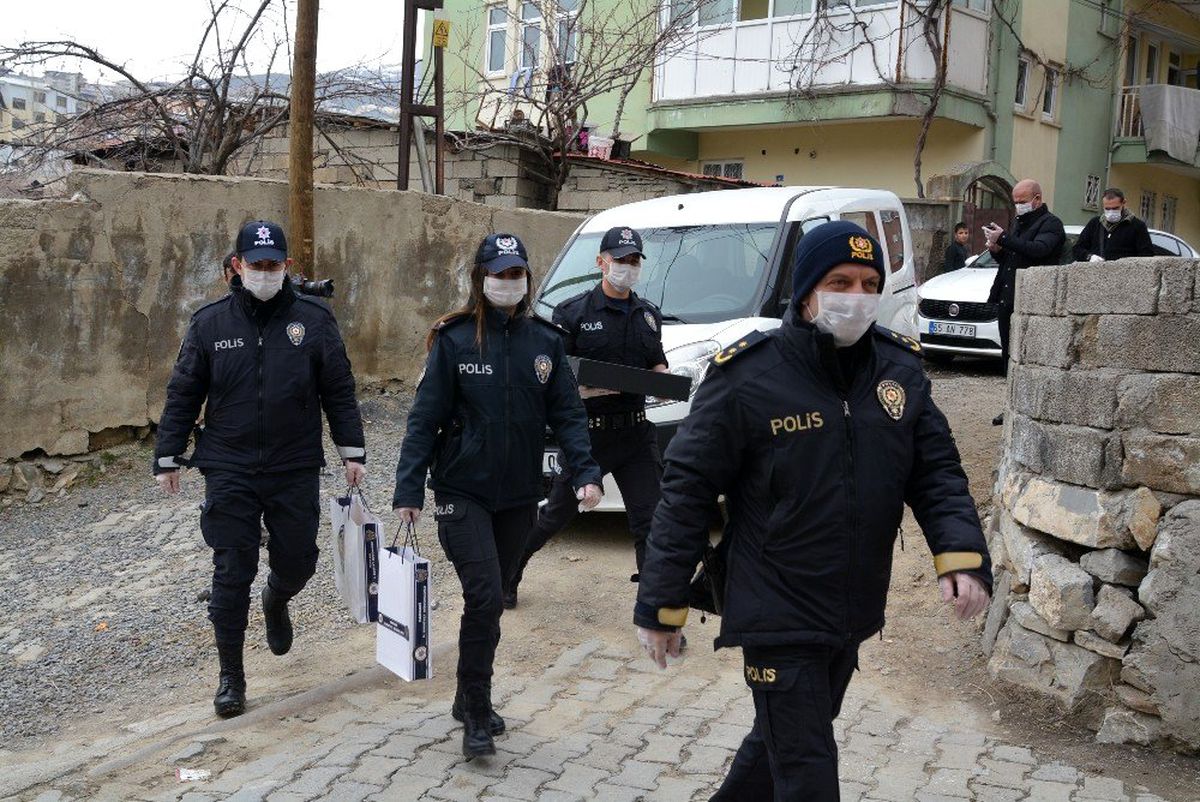 Hakkari polisi uyarmaya devam ediyor