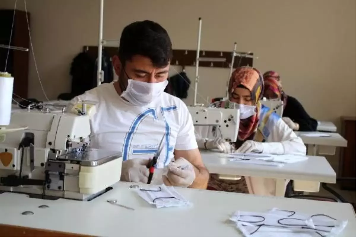 Halk eğitim merkezinde destek grupları için maske üretiliyor