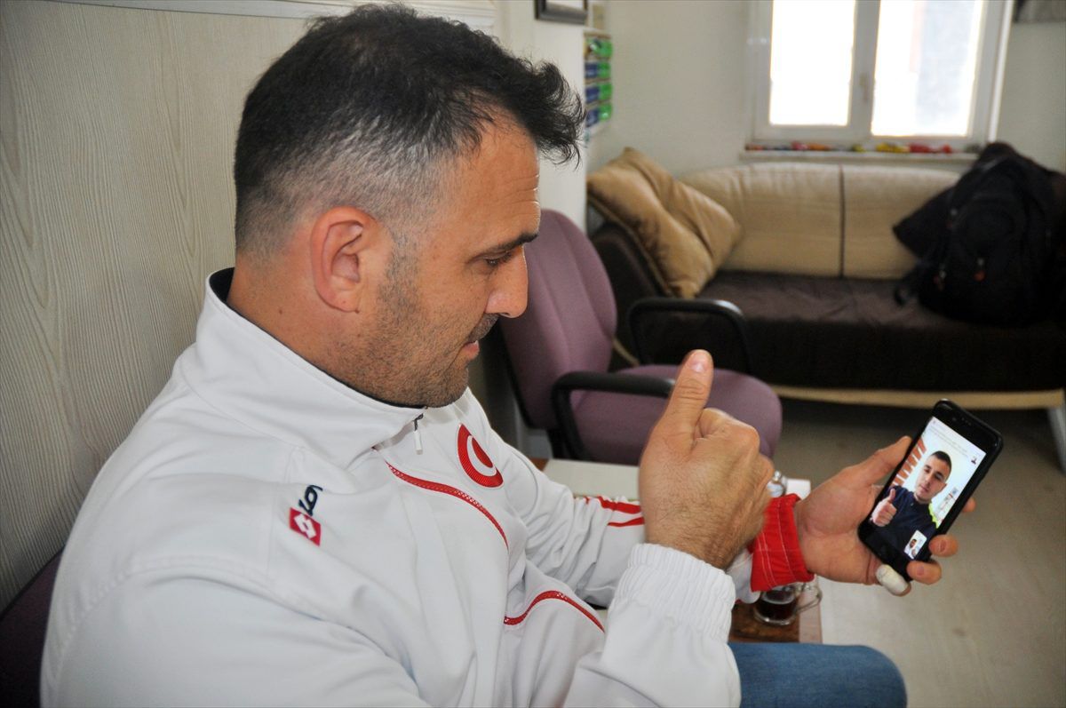 İşaret diliyle "Evde kal" mesajı verdiler