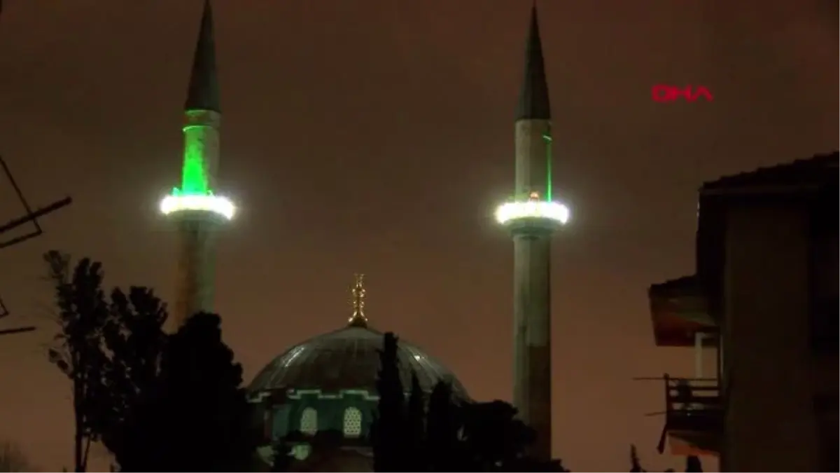 İSTANBUL\'DA CAMİLERDEN DUALAR EDİLİP SALAVAT GETİRİLDİ