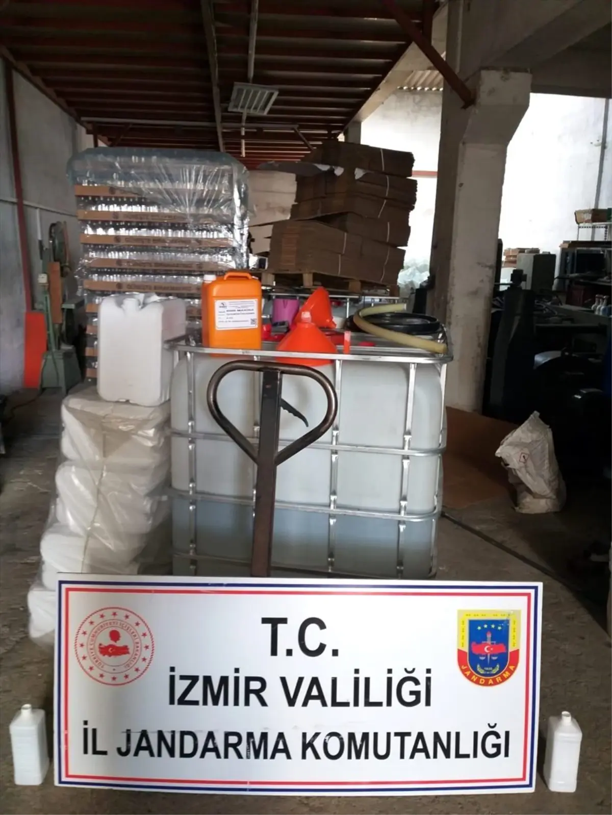 İzmir\'de 2 bin 500 litre sahte dezenfektan ele geçirildi