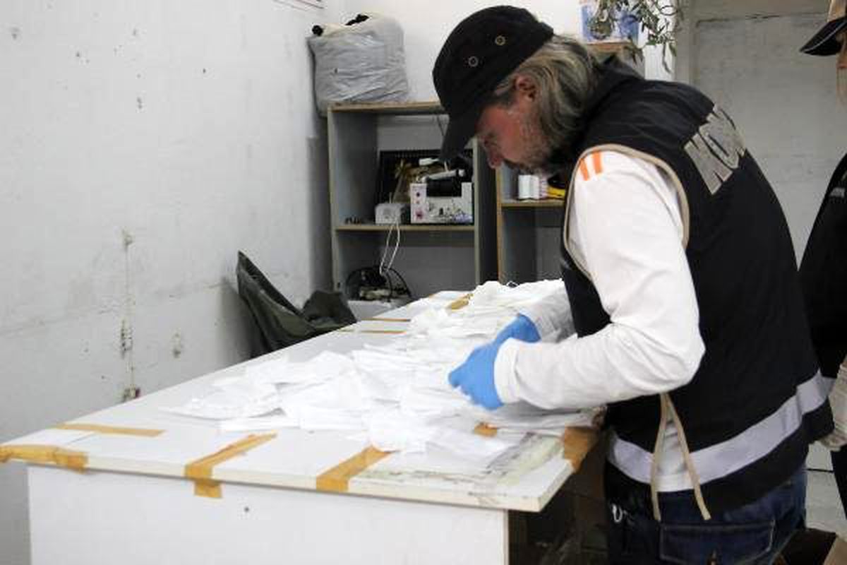 İzmir\'de merdiven altı maske üreticilerine operasyon