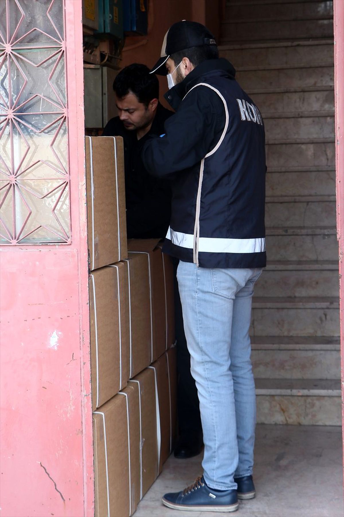 İzmir\'de sertifikasız 14 bin maske ele geçirildi