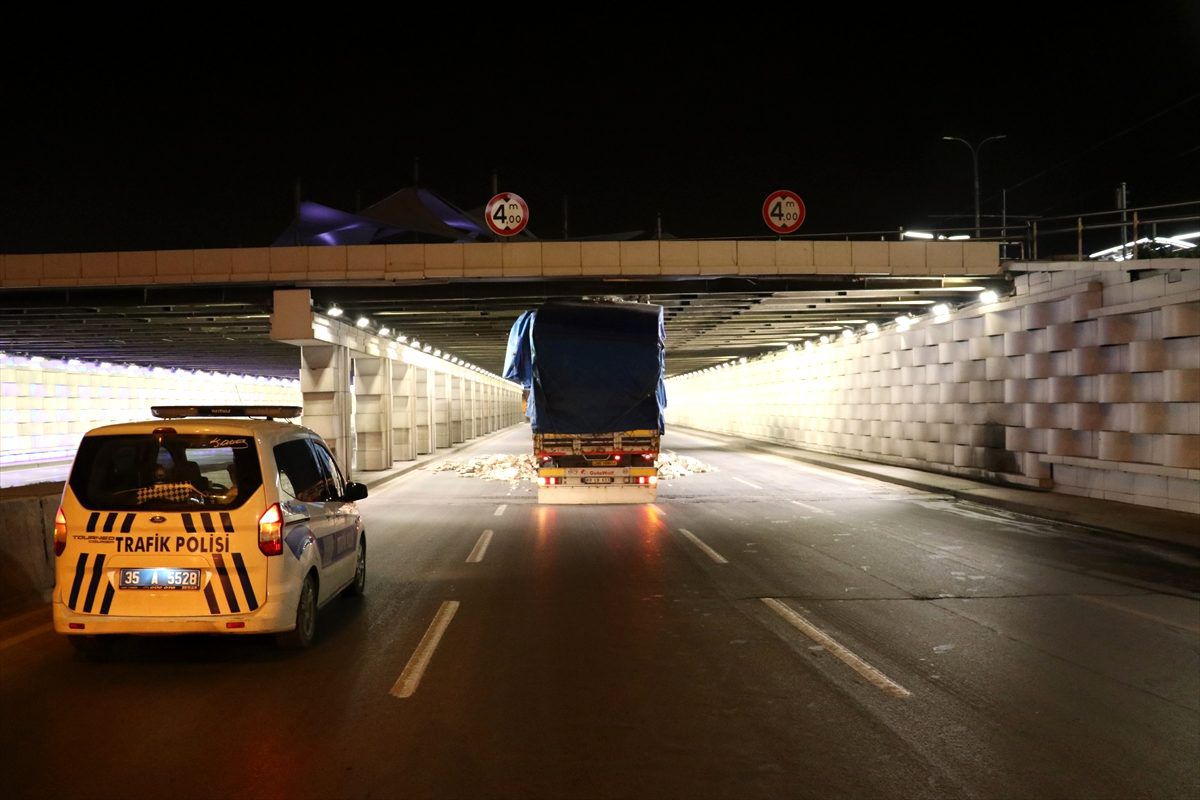 İzmir\'de tır alt geçide sıkıştı