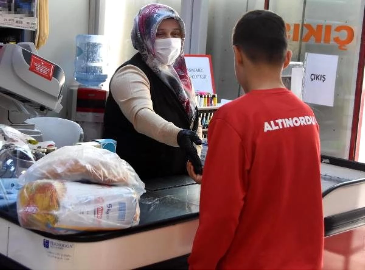 İzmir\'deki marketlerde koronavirüs tedbirleri