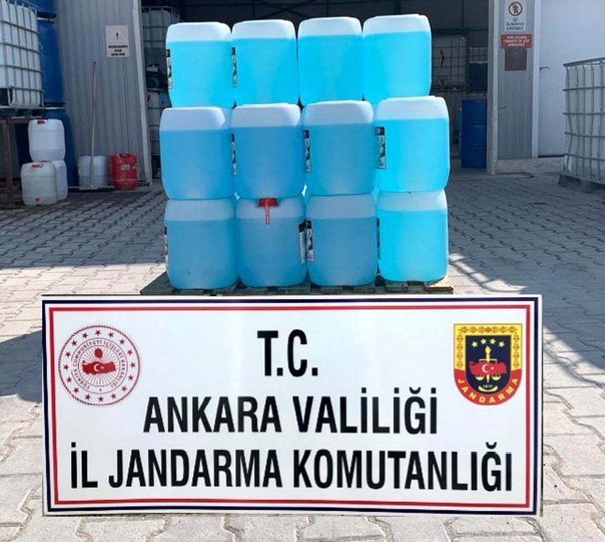 Jandarma 460 litre kaçak dezenfektan malzemesi ele geçirdi