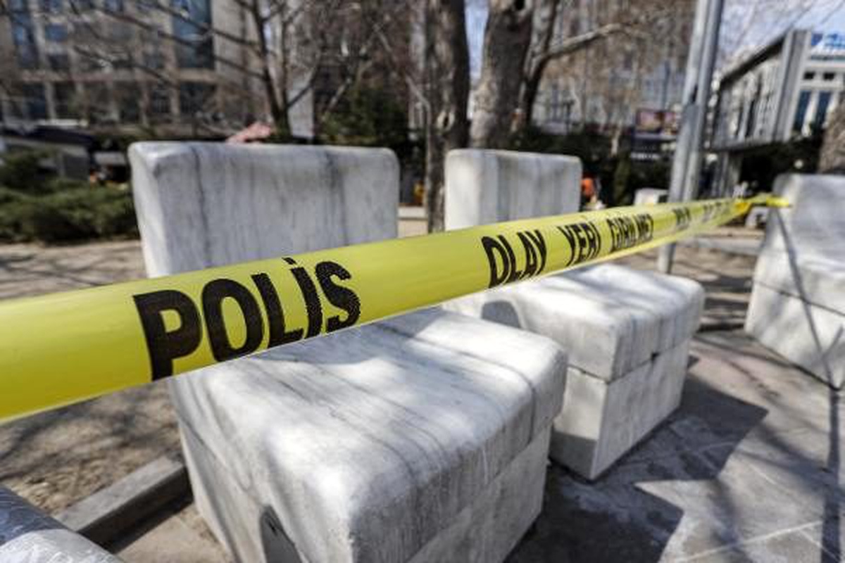Kızılay Meydanı\'nda banklar, şeritle kapatıldı