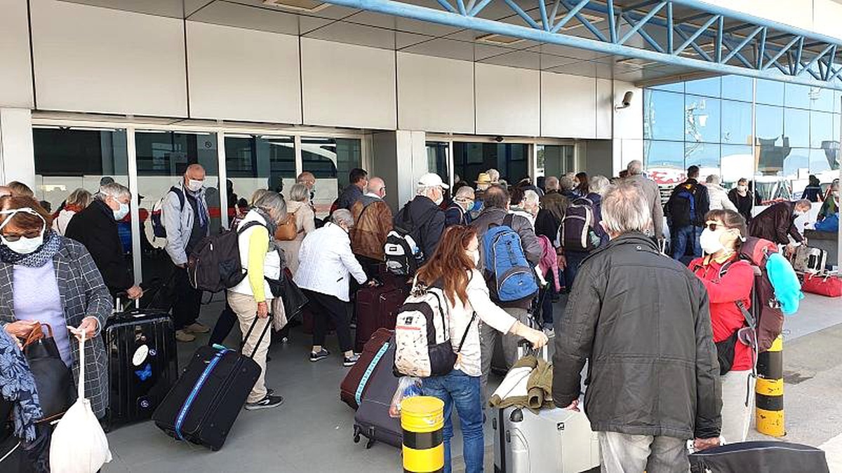 KKTC\'de karantinadaki 750\'ye yakın turist ülkelerine döndü