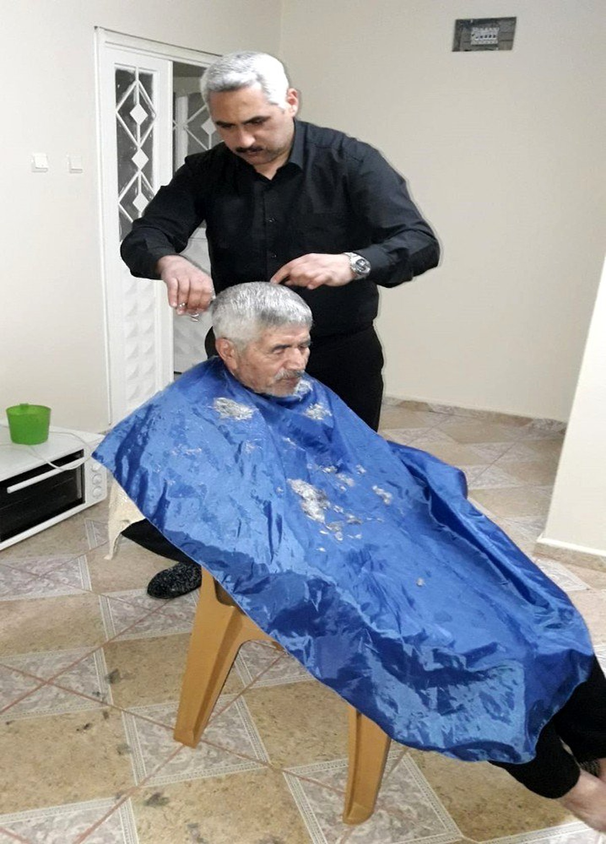 Korona virüsten iş yerleri kapanan berberlerden evde tıraş
