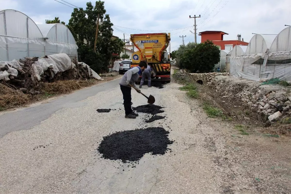 Kumluca\'da yol bakım, onarım ve yama çalışması yapıldı