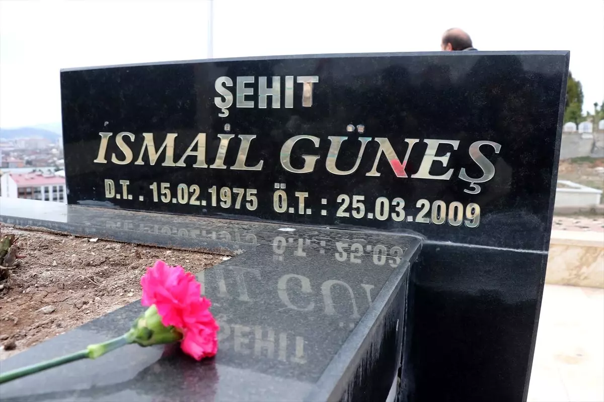 Meslektaşları, gazeteci İsmail Güneş\'i kabri başında andı