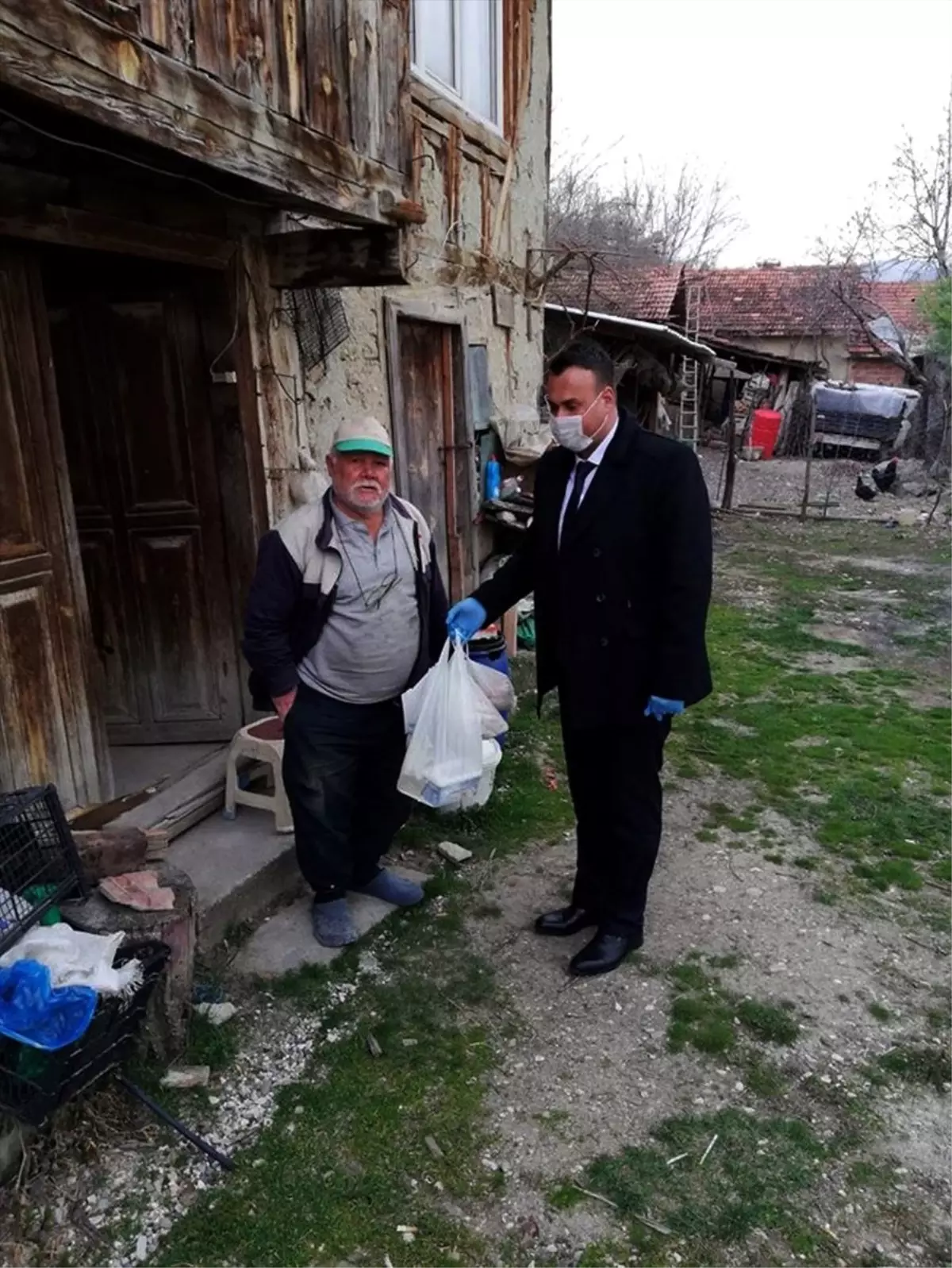 Nallıhan\'da "Vefa Sosyal Destek Grubu" yaşlıların yardımına koşuyor