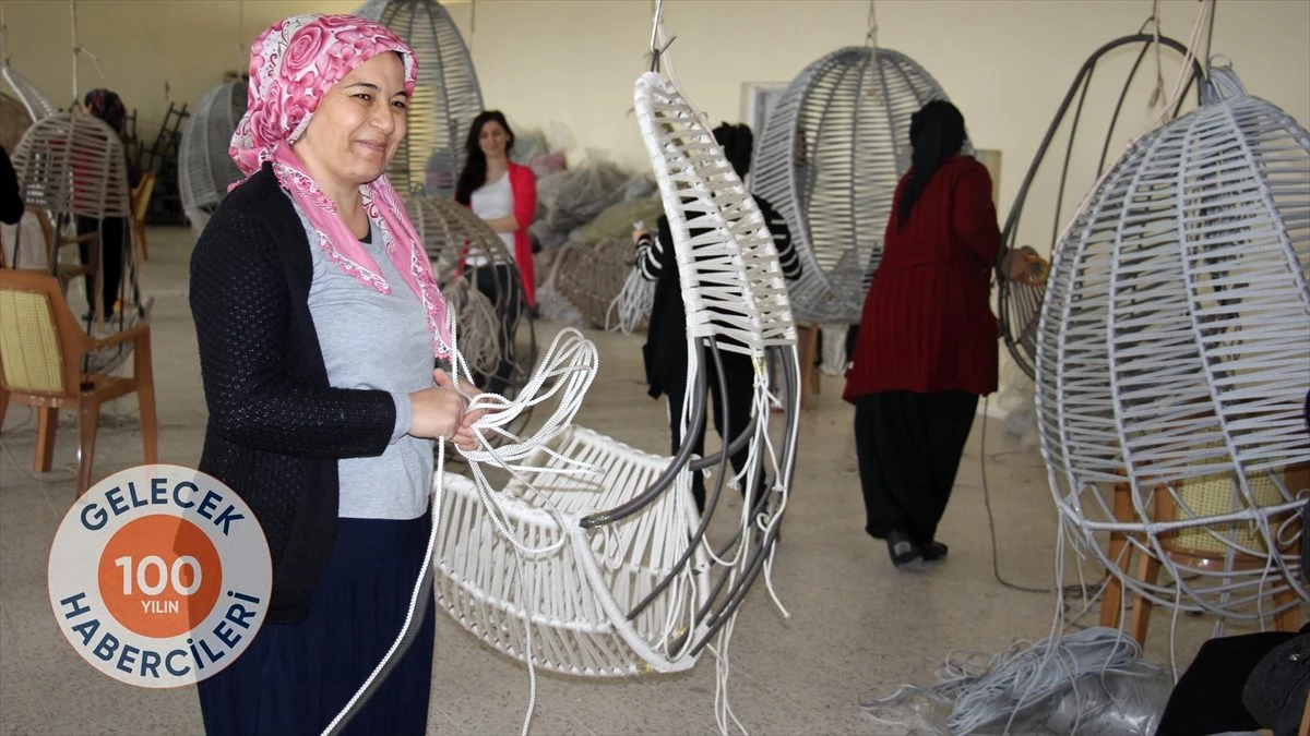 Nevşehir\'in Akarca Köyü\'nün kadınları el emeği ürünleriyle aile bütçesine katkı sağlıyor