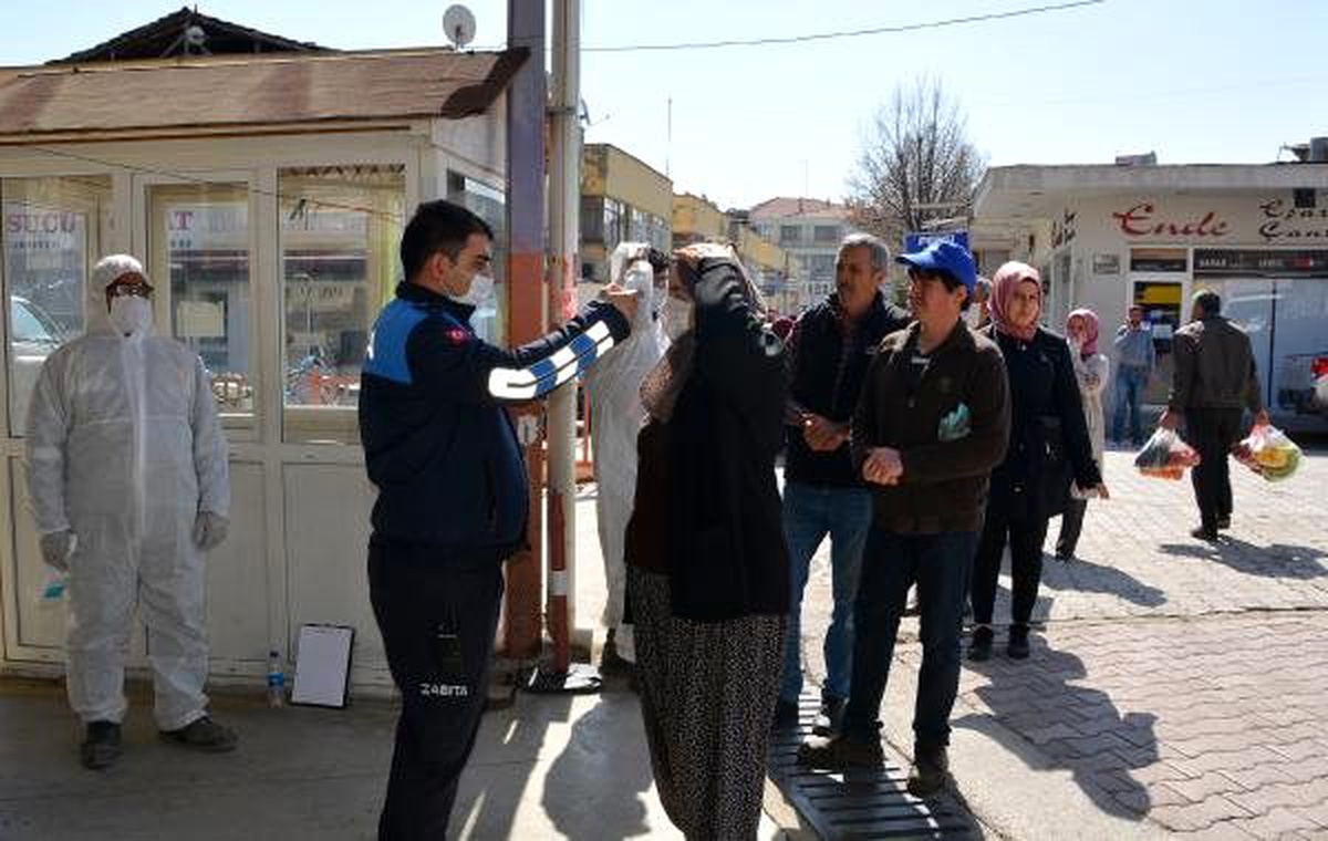 Pazara gelenlerin ateşleri ölçüldü
