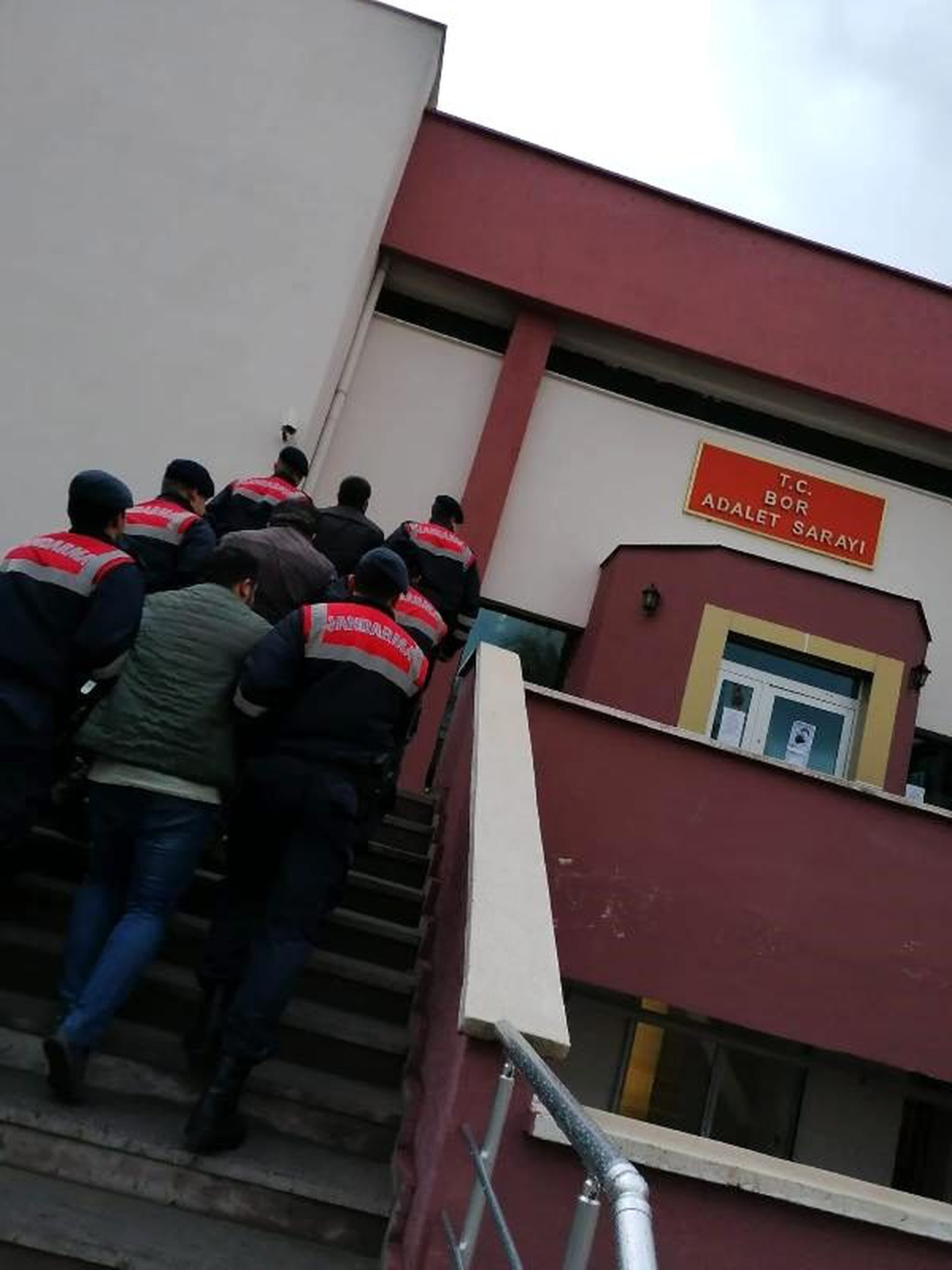 Petrol boru hattına vana takıp, hırsızlık yapan 3 kişi tutuklandı