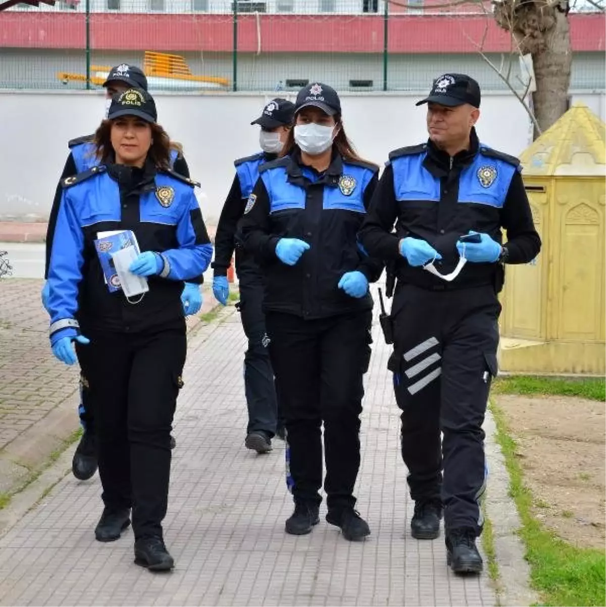 Polisten koronavirüs dolandırıcılarına karşı broşürlü uyarı