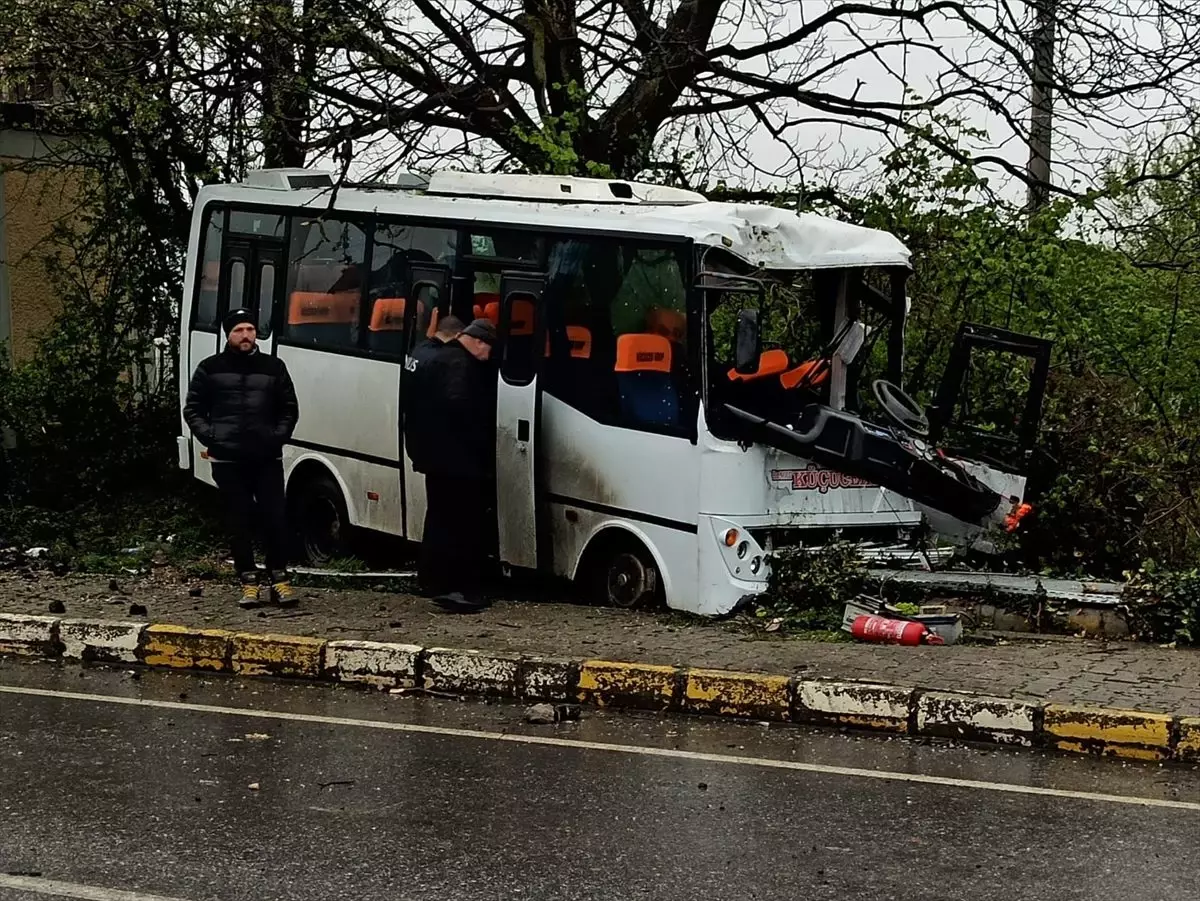 Sakarya\'da işçi servisi aydınlatma direğine çarptı: 1 ölü, 7 yaralı