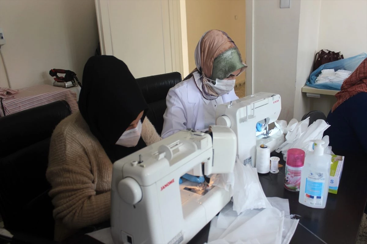 Şanlıurfa\'da kadınlardan koronavirüse karşı maske üretimine destek