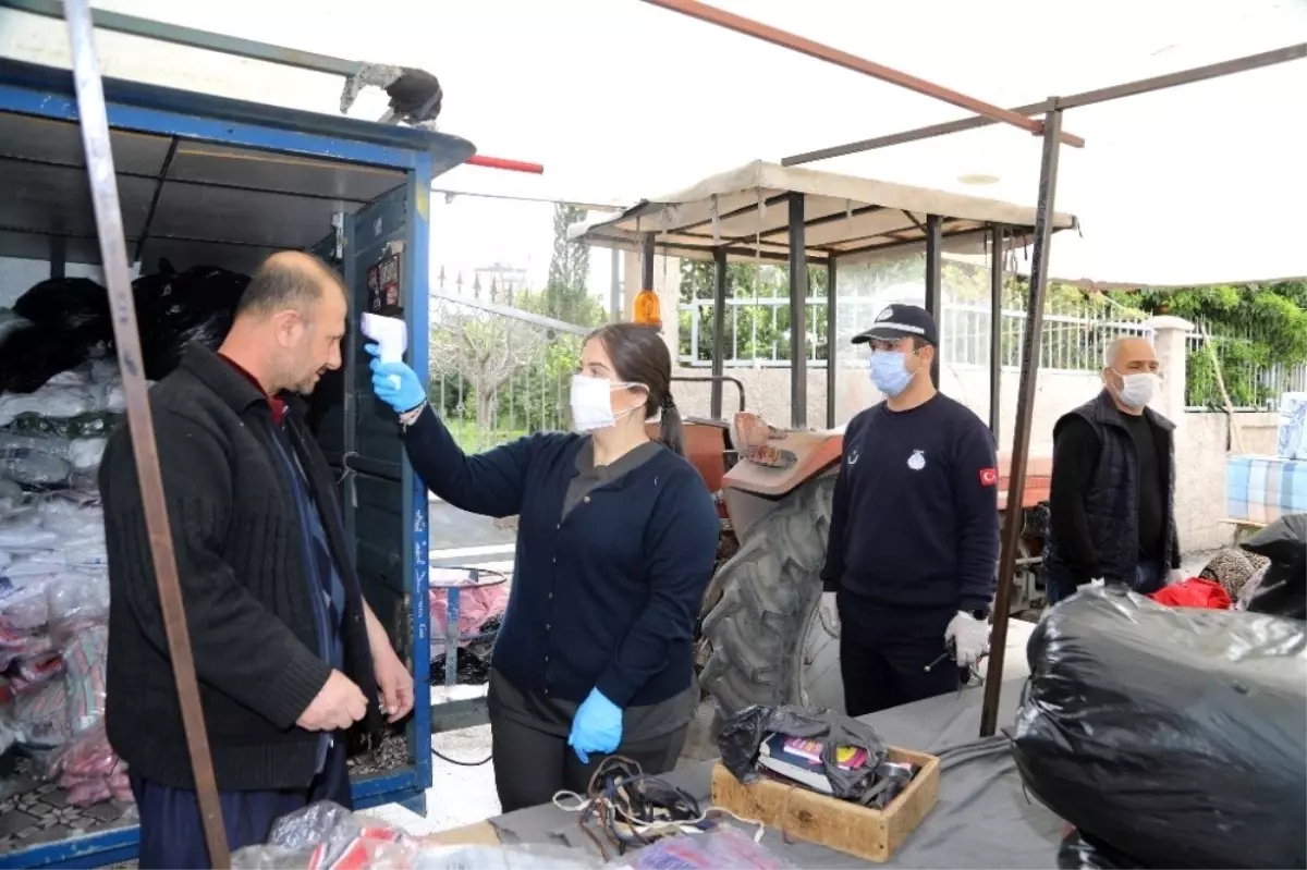 Semt pazarlarında koronaya karşı ateş ölçümü