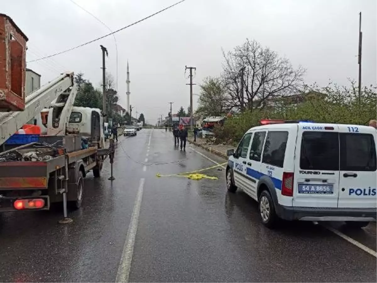 Servis midibüsünün çarptığı direğin altında kalan işçi öldü