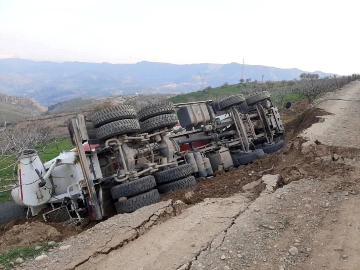 Siirt\'te toprak yolun çökmesi sonucu kamyon devrildi: 1 yaralı