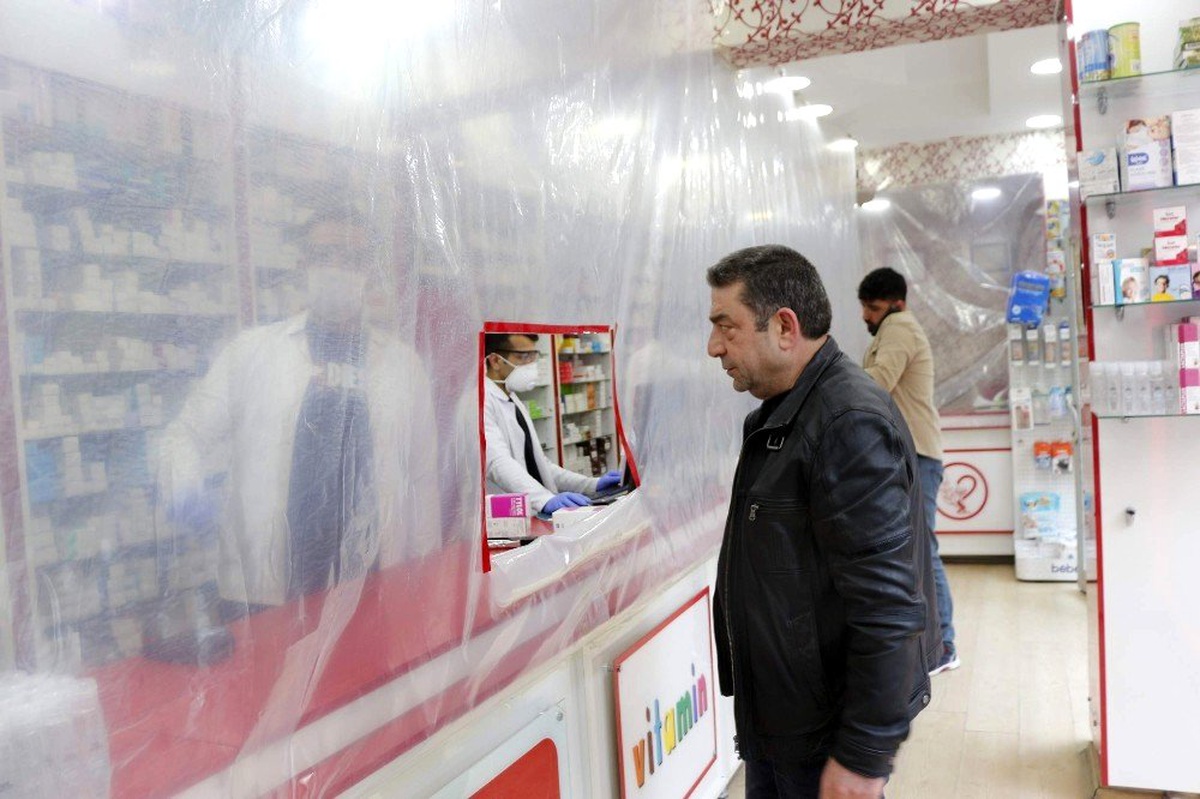 Siirt\'teki eczaneden korona virüse karşı naylonlu önlem