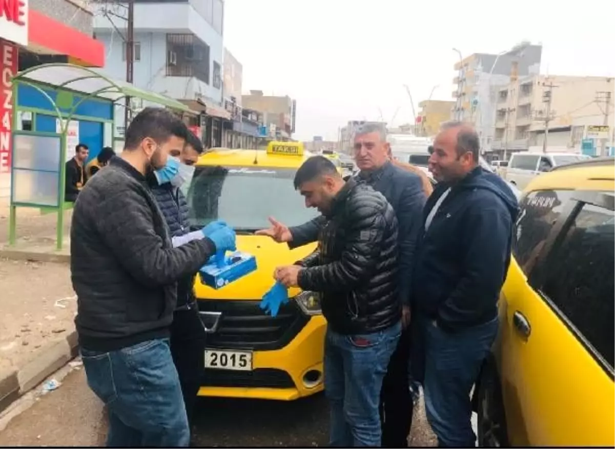 Silopi\'de taksi ve minibüs şoförlerine maske ve eldiven