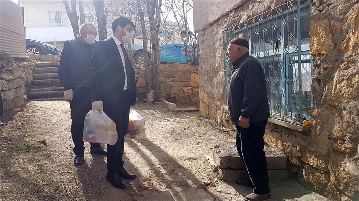 Sivas\'ta sokağa çıkamayan yaşlıların ihtiyaçları evlerine servis ediliyor