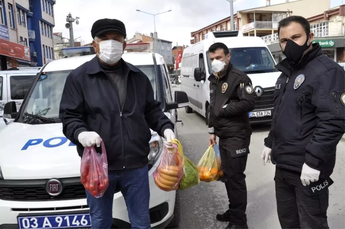 Şuhut\'ta evde oturanların ihtiyaçlarını polis ekipleri karşılıyor