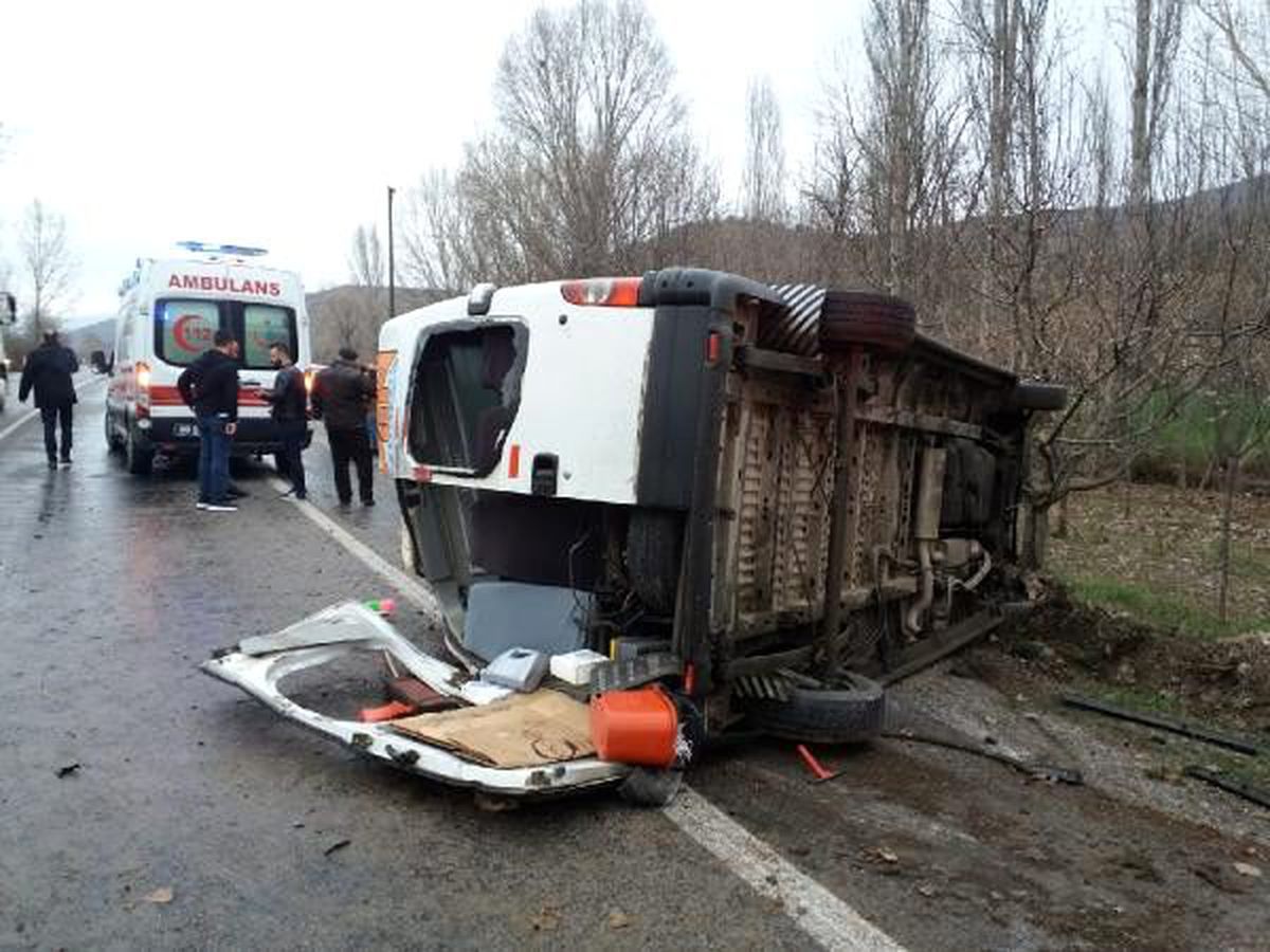Sürücüsü 66 yaşında olan işçi servisi devrildi: 13 yaralı