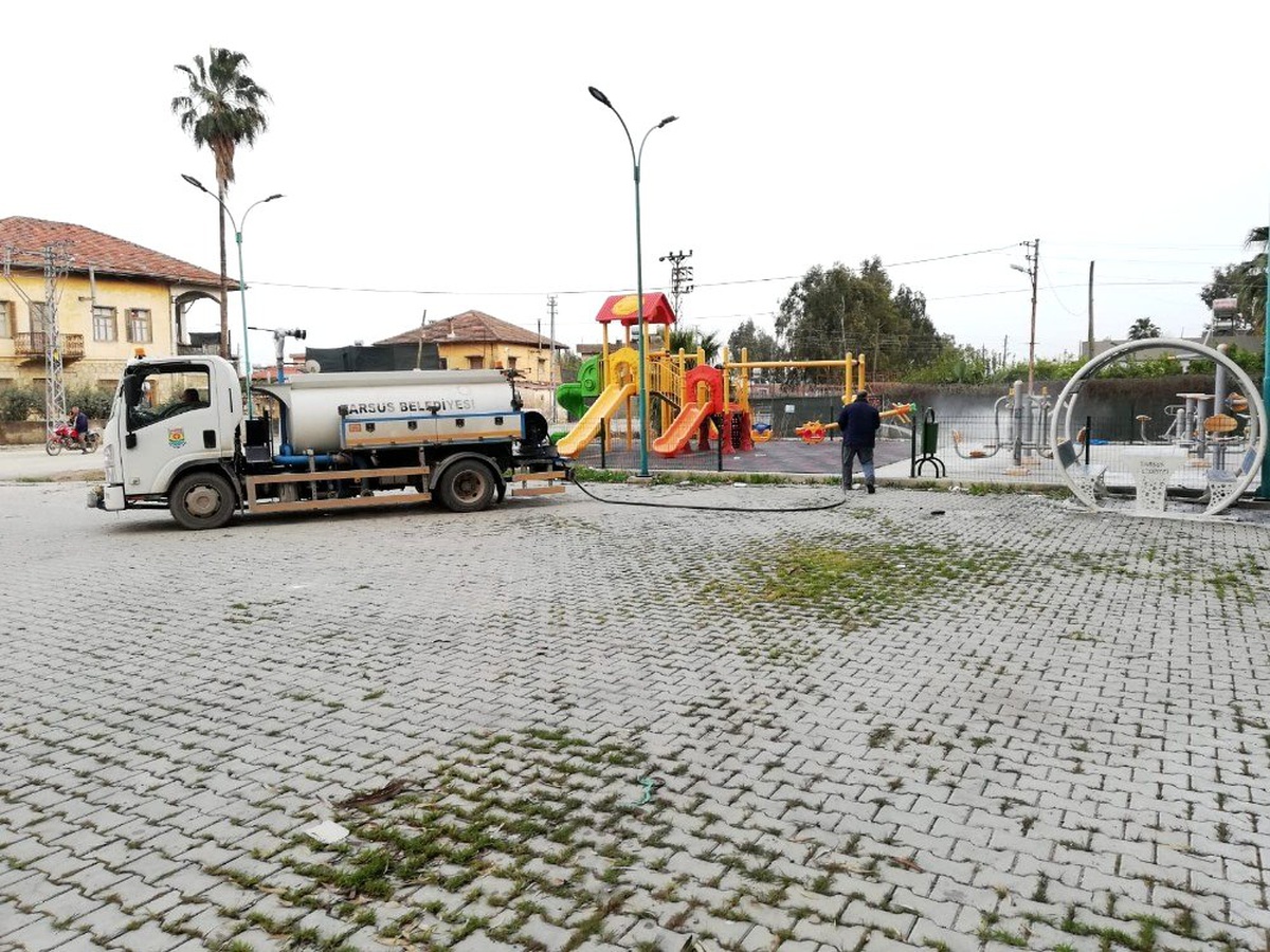 Tarsus\'ta şehrin her noktası virüs tehdidine karşı ilaçlanıyor