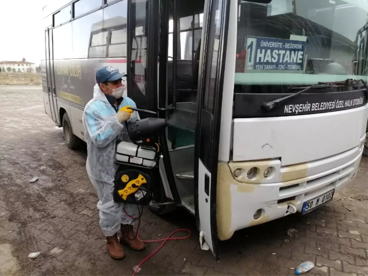 Toplu taşıma araçları ve duraklar virüslere karşı ilaçlanıyor