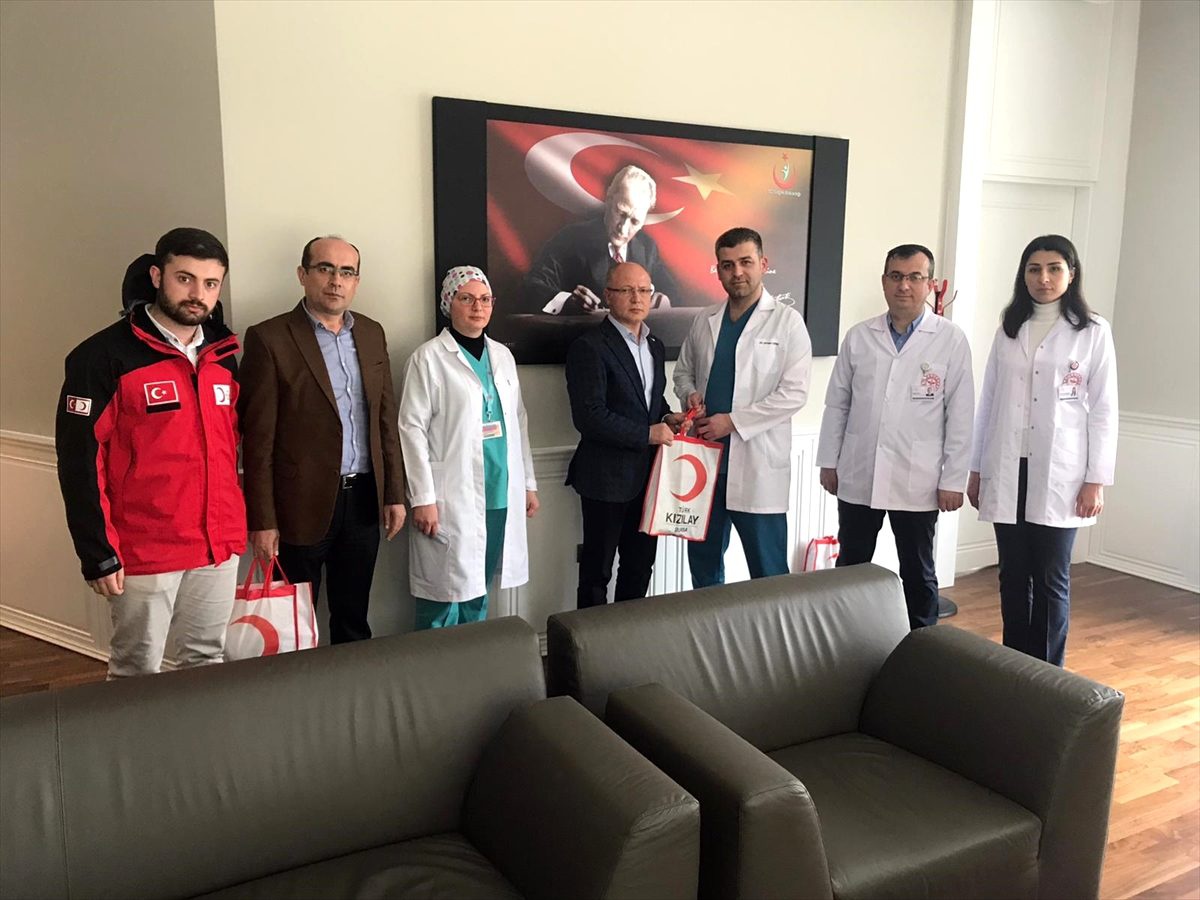Türk Kızılayı Bursa\'da hastalara hijyen seti dağıttı
