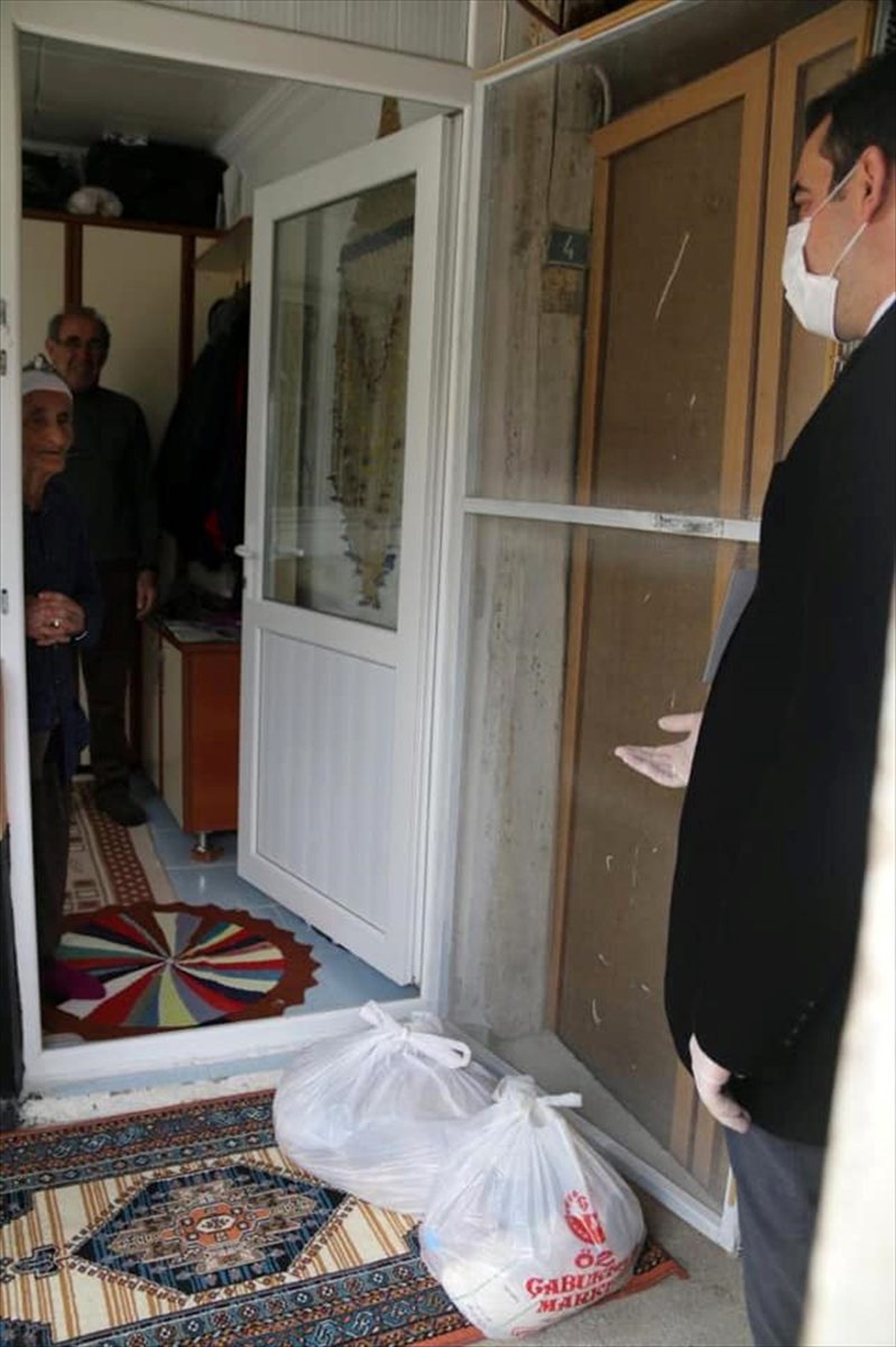 Ulaş\'ta sokağa çıkamayan yaşlıların ihtiyaçları evlerine servis ediliyor