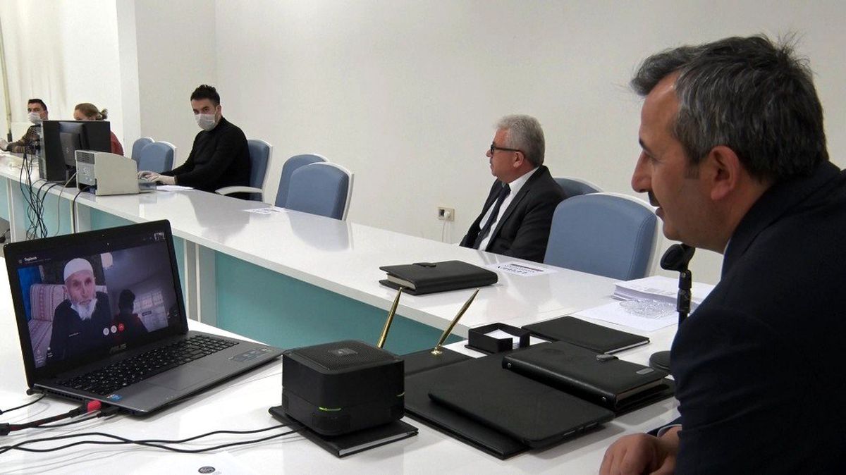 Vali Sezer\'den yaşlılarla telekonferans görüşmesi: "Emrinizdeyiz"