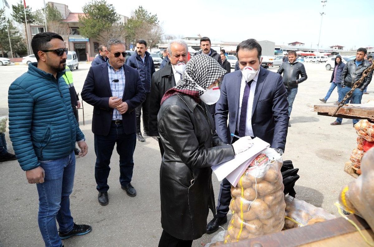 Van\'daki sebze ve meyve halinde korona virüs denetimi