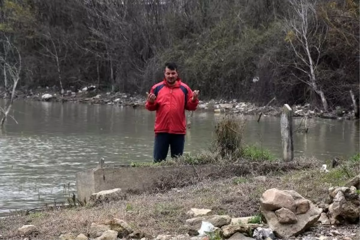 Yakınlarının mezarlarını ziyaret edebilmek için suların çekilmesini bekliyorlar