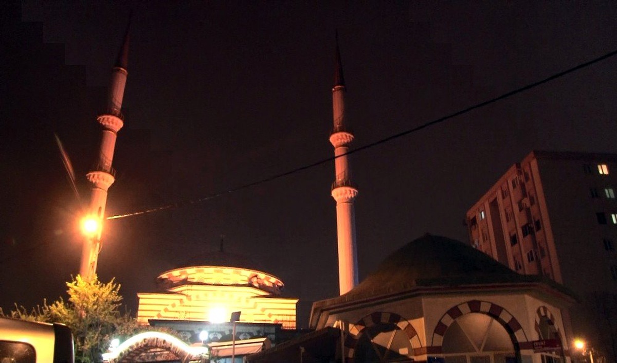 Yatsı ezanı sonrası camilerde dua sesleri