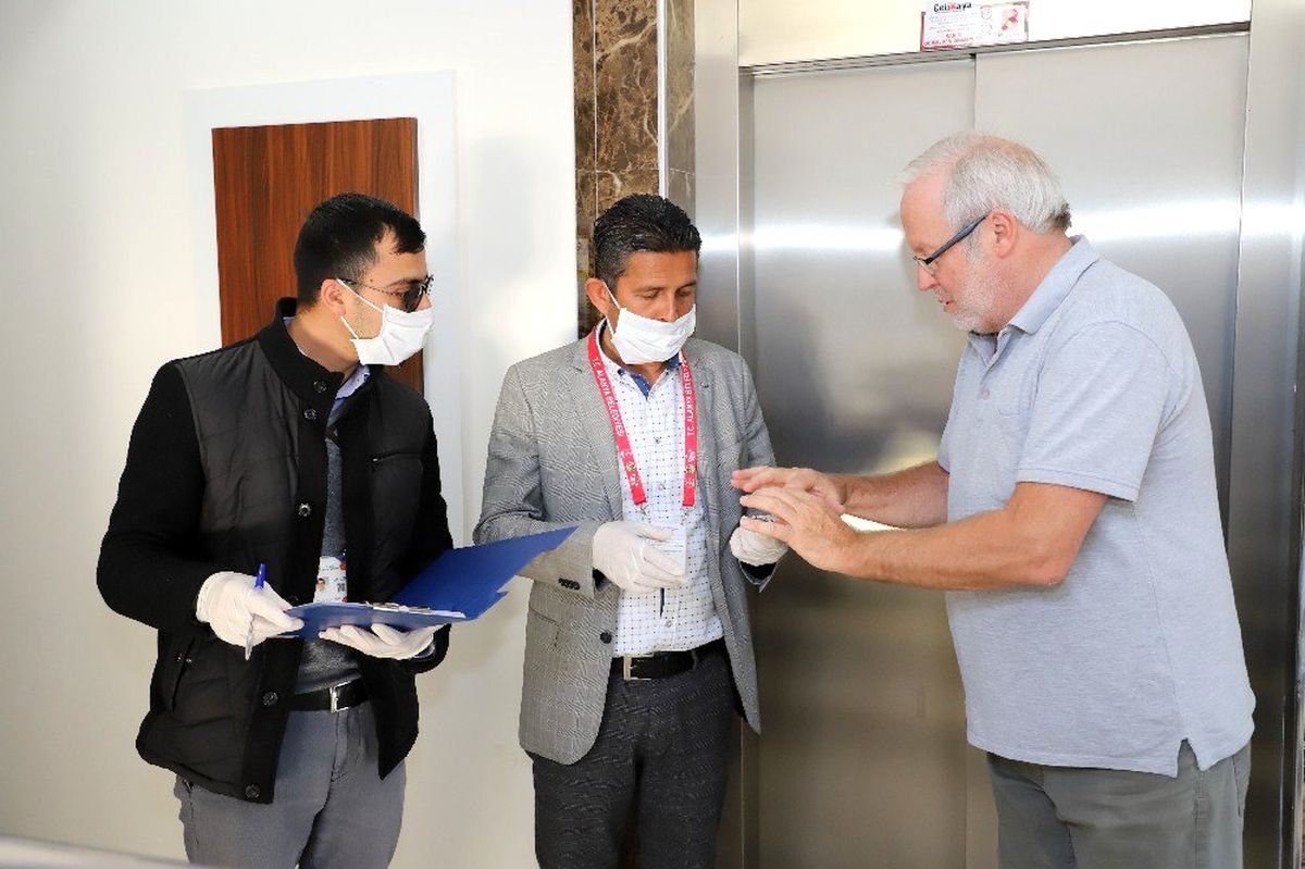 65 yaş üstü Alman çiftin alışverişini Alanya Belediyesi yaptı