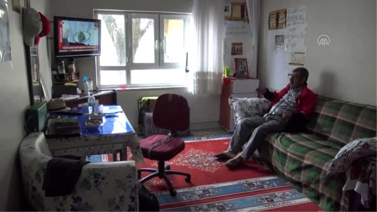 70 yaşındaki Ali dede evinde sıkılınca salıncak yaptı