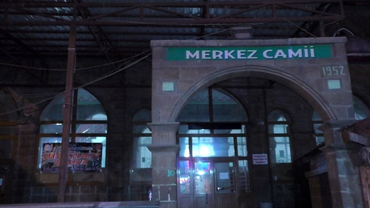 Ağrı\'da camiilerde yatsı ezanının ardından dualar yükseldi
