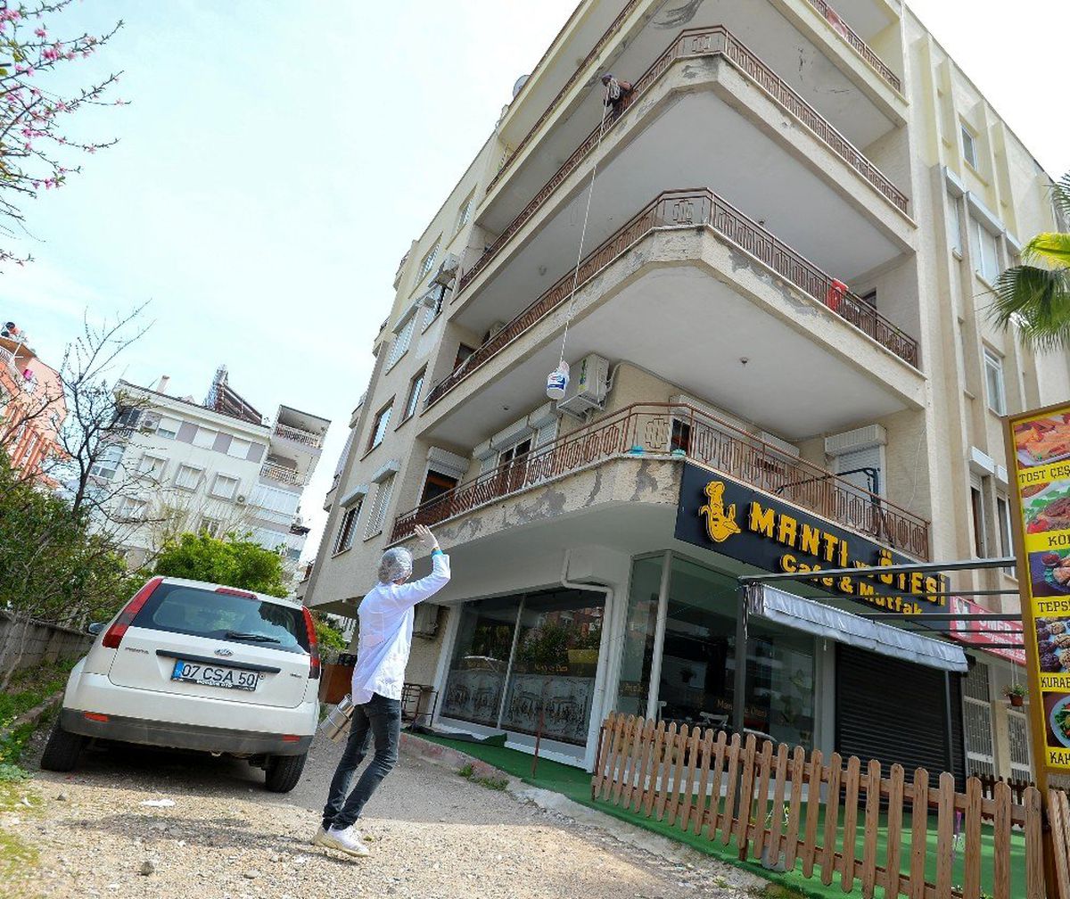 Antalya\'da 65 yaş üstü için kapı kapı dolaşılıp yemek dağıtılıyor