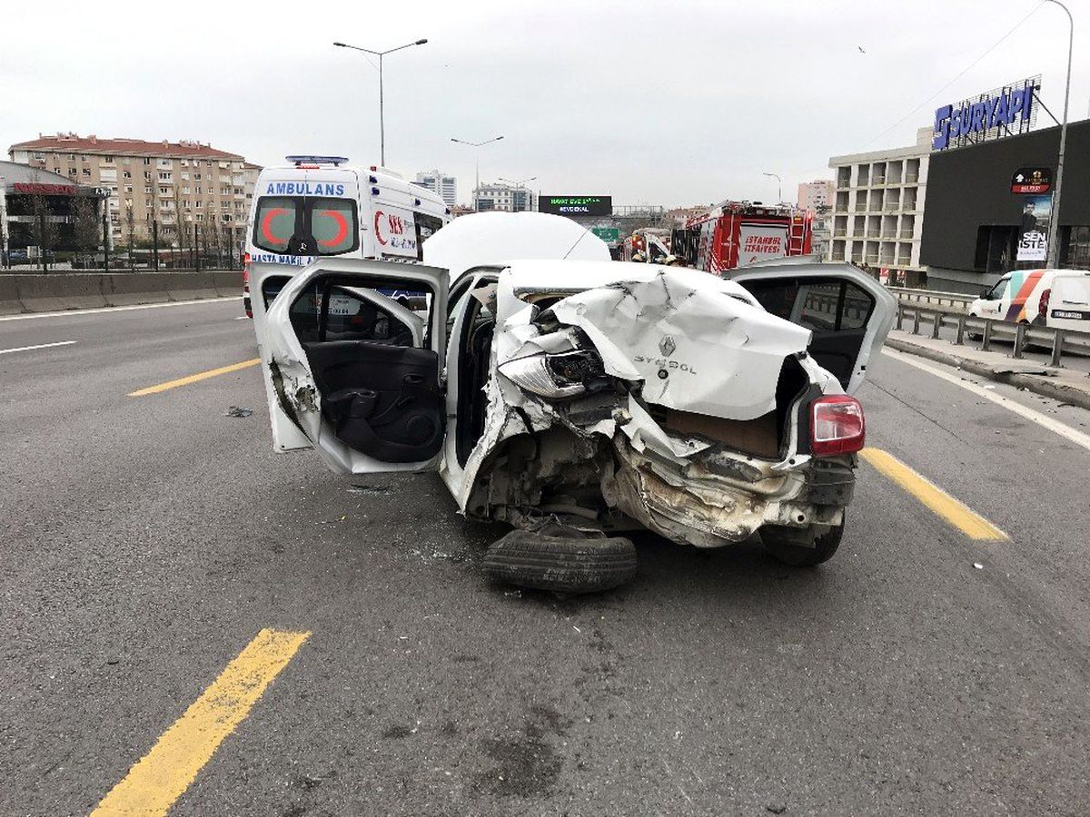 Araç içinde sıkışarak ağır yaralanan kadının kurtarılma anları kamerada