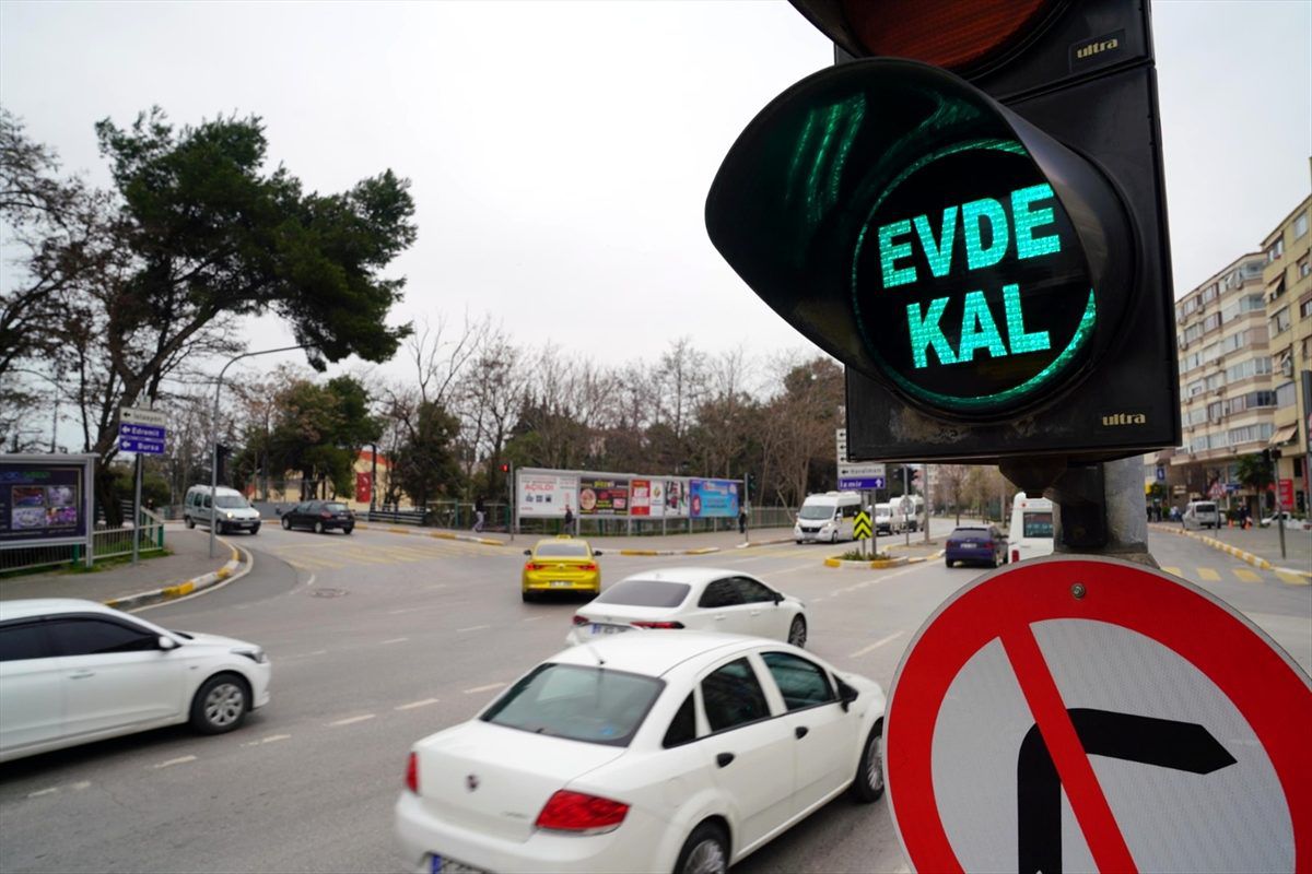Balıkesir\'de trafik levhalarıyla "Evde kal" uyarısı