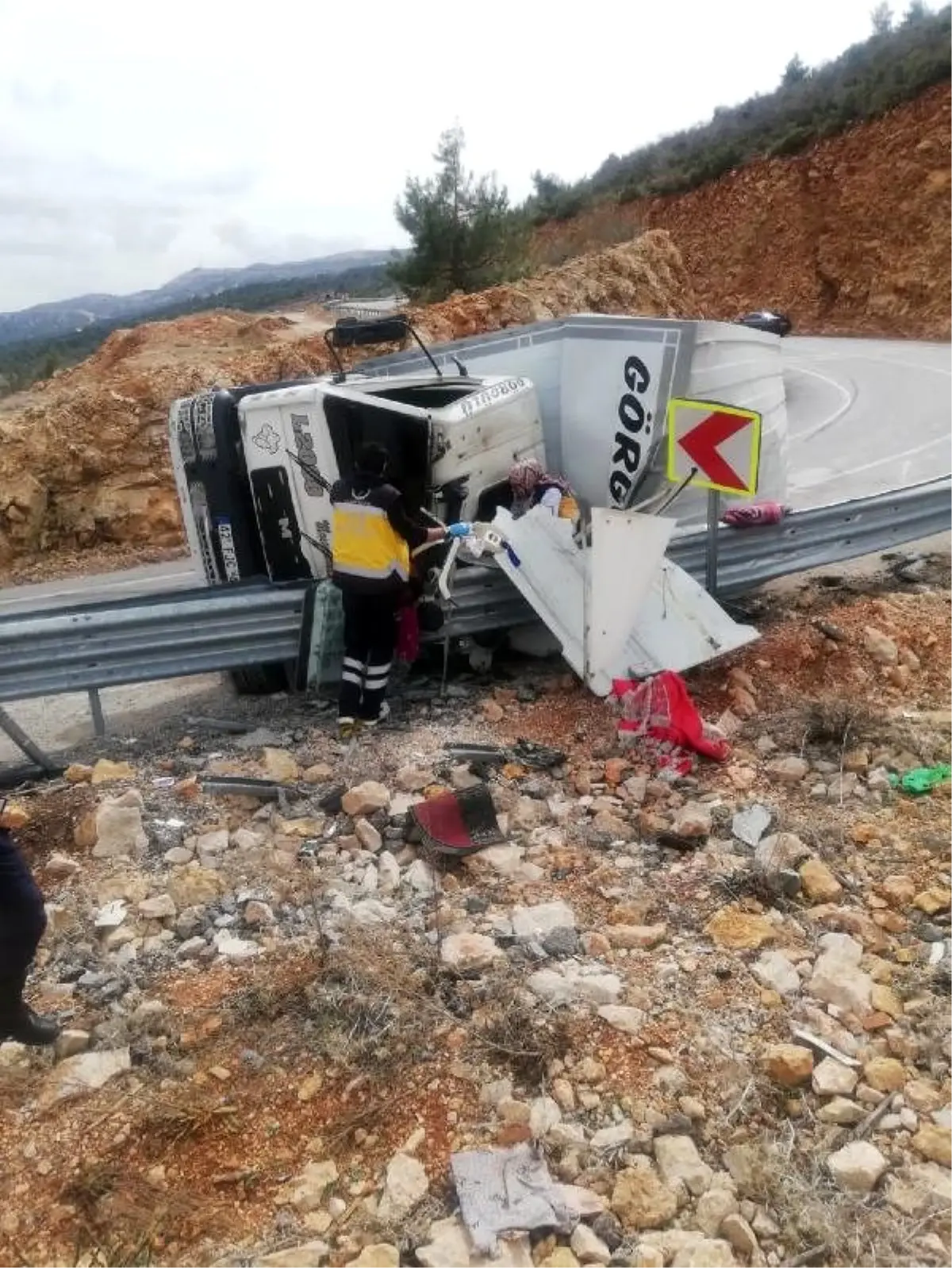 Bariyere devrilen kamyonda sıkışan sürücü ağır yaralandı