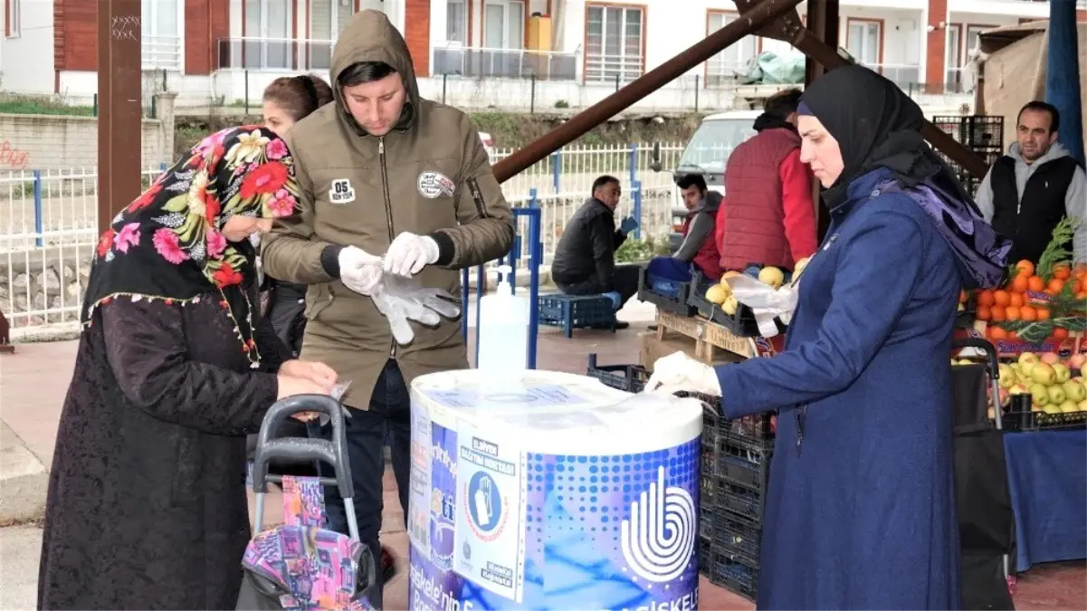 Başiskele\'de pazarlara el dezenfektanı ve eldiven standı kuruldu